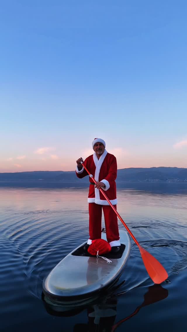 Noel Baba bize de selam vermeden geçmedi 🎅
Mutlu yıllar 🎄✨
2026’da @clubaquatixsapanca ve @clubaquatixdellago ailesi olarak sizi bekliyoruz 🫠❤️

Kar kış demeden bu anları ölümsüzleştirmeye devam ediyoruz ! 📸
@highstudiosturkiye 

#sapanca #santaclaus #paddleboarding